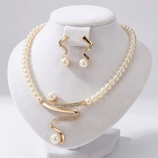 Conjunto de collar y pendientes con perlas
