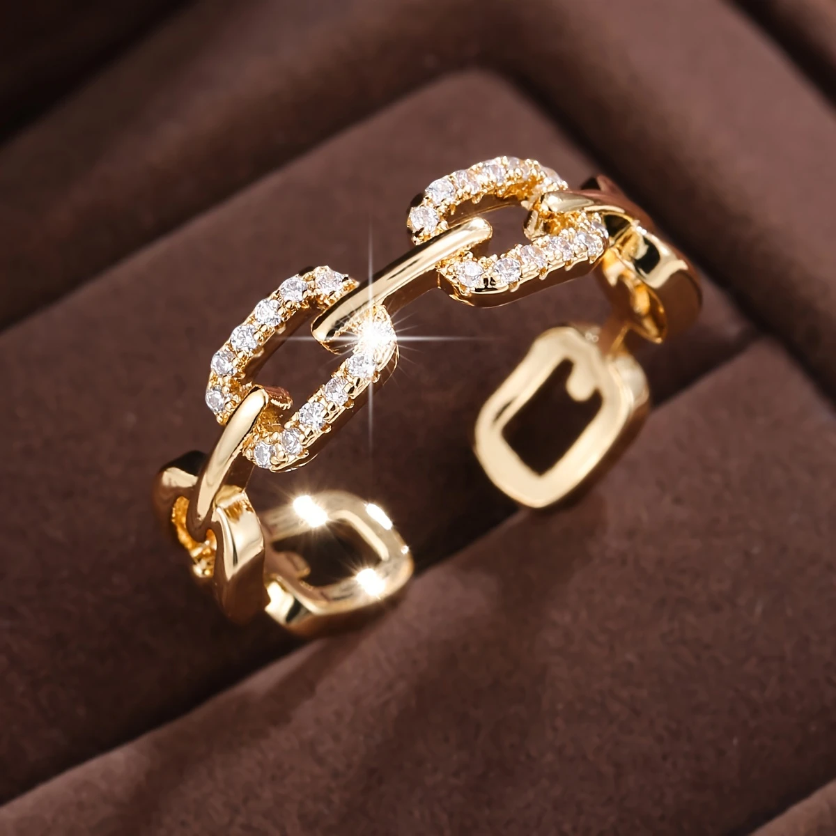Anillo dorado de eslabones con circonitas