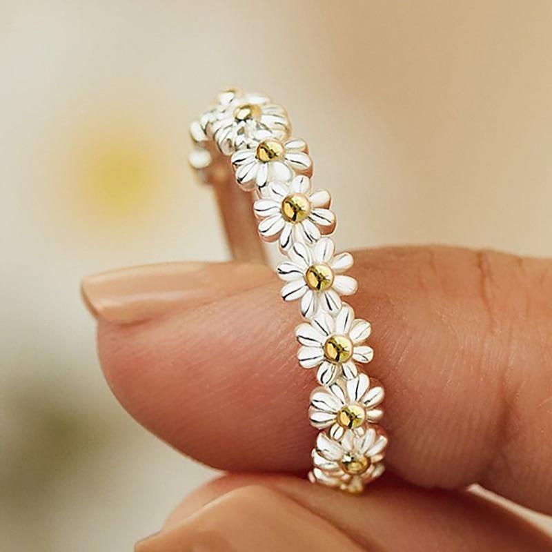 Anillo plateado de margarita