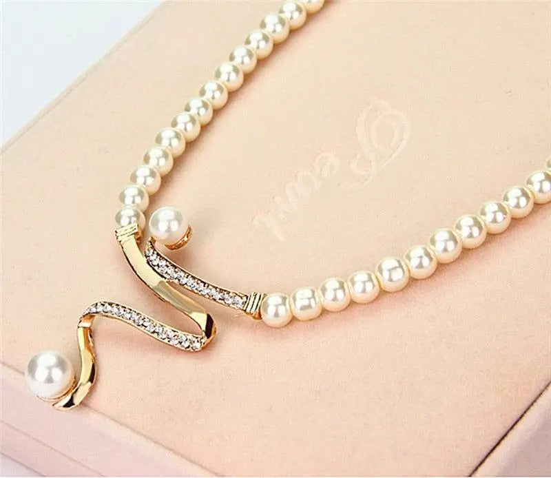 Conjunto de collar y pendientes con perlas, vista 4
