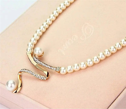 Conjunto de collar y pendientes con perlas, vista 4
