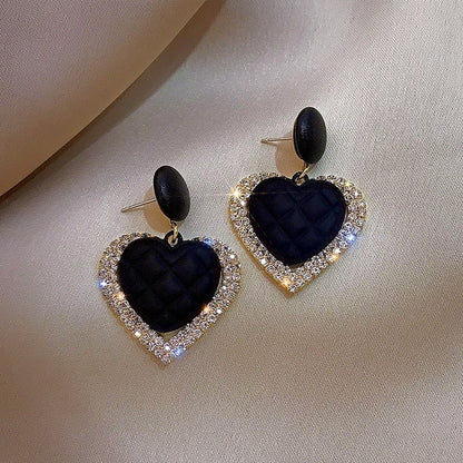 Pendientes de corazón negro dorados