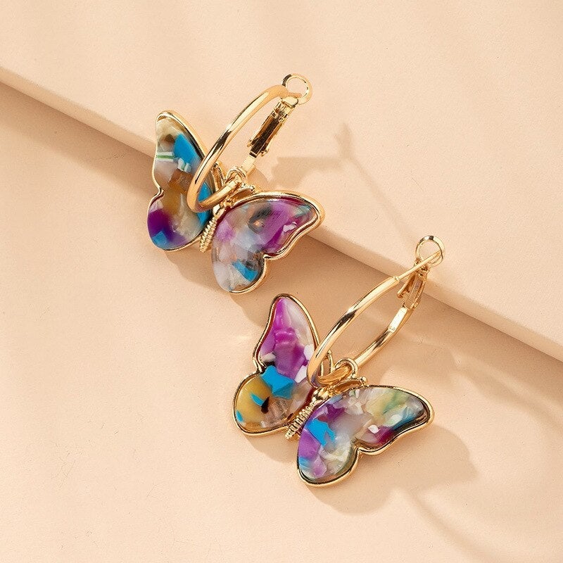 Aros dorados con mariposas de colores