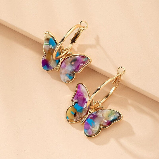 Aros dorados con mariposas de colores