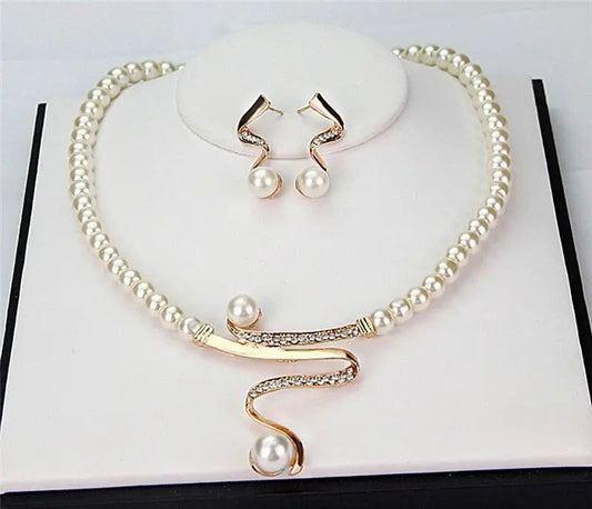 Conjunto de collar y pendientes de perlas con ola, vista 2
