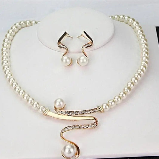 Conjunto de collar y pendientes de perlas con ola