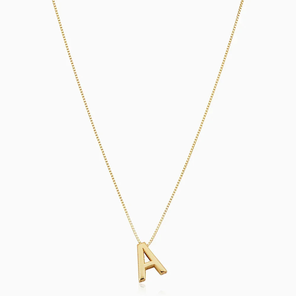 Collar con inicial dorado