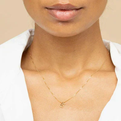 Collar con inicial dorado, vista 5