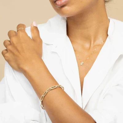 Collar con inicial dorado, vista 3