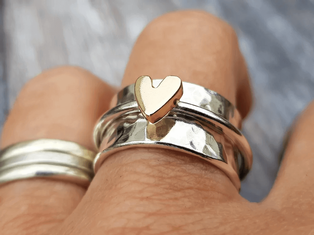 Anillo plateado con corazón dorado, vista 2