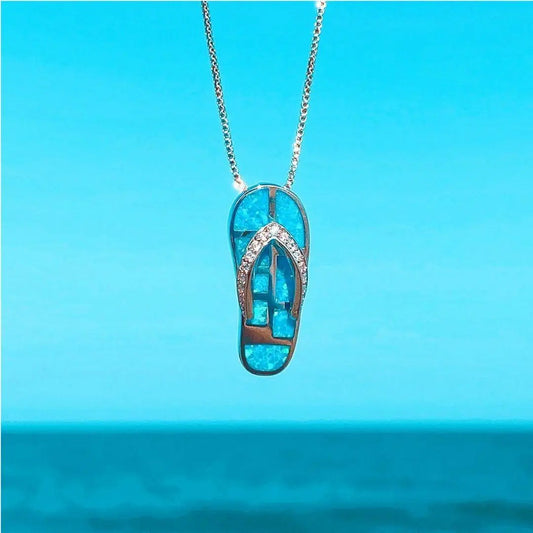 Collar con colgante de chancla y piedra opalina azul