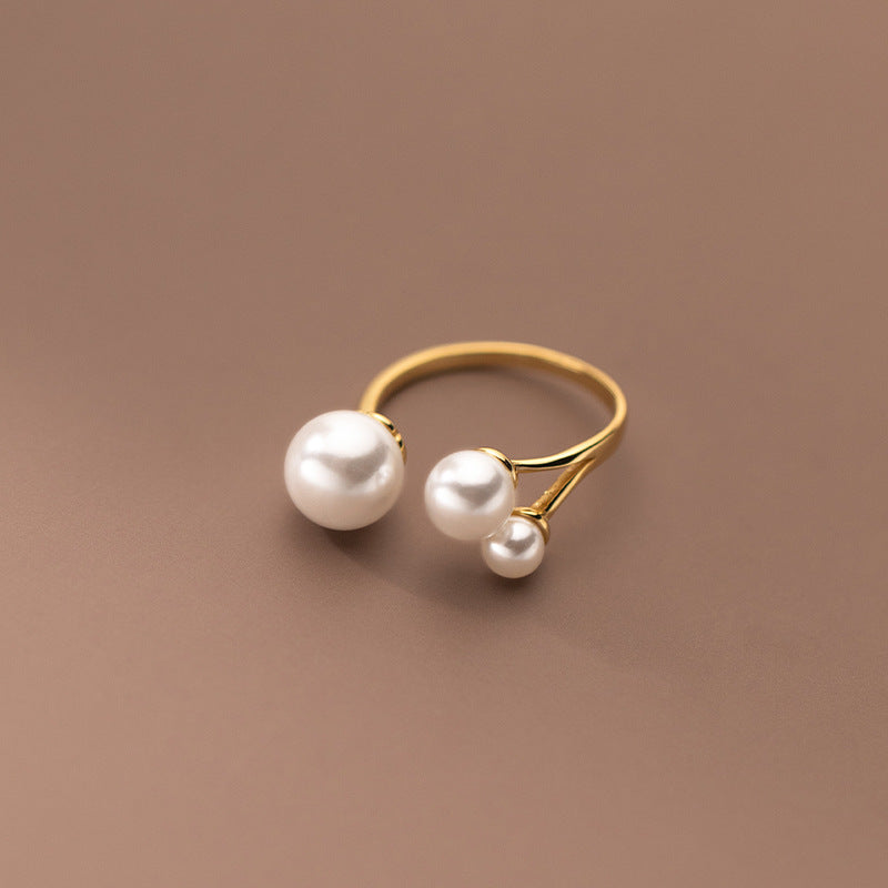 Anillo abierto con tres perlas