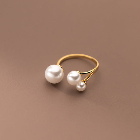 Anillo abierto con tres perlas