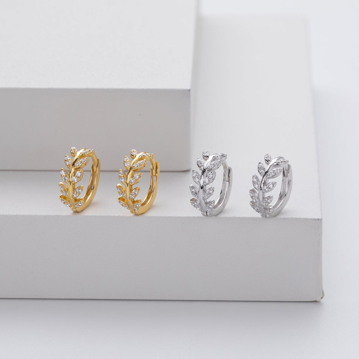 Aros plateados de hojas, vista 3