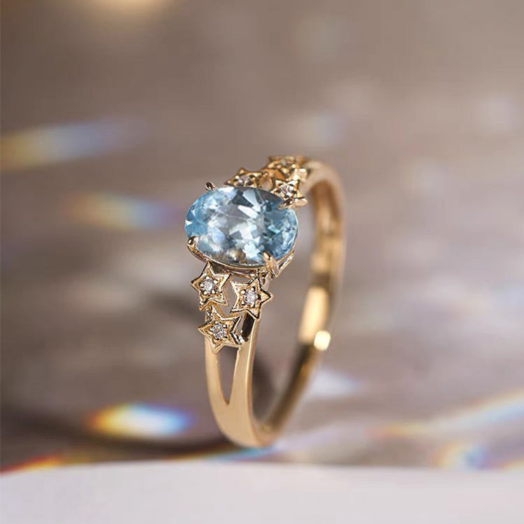 Anillo dorado con cristal azul