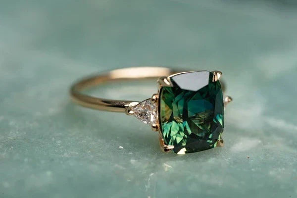 Anillo dorado vintage con piedra, vista 3