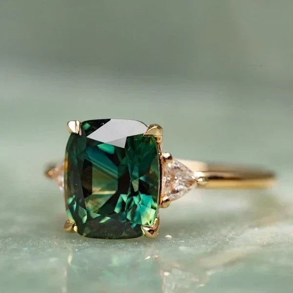 Anillo dorado vintage con piedra