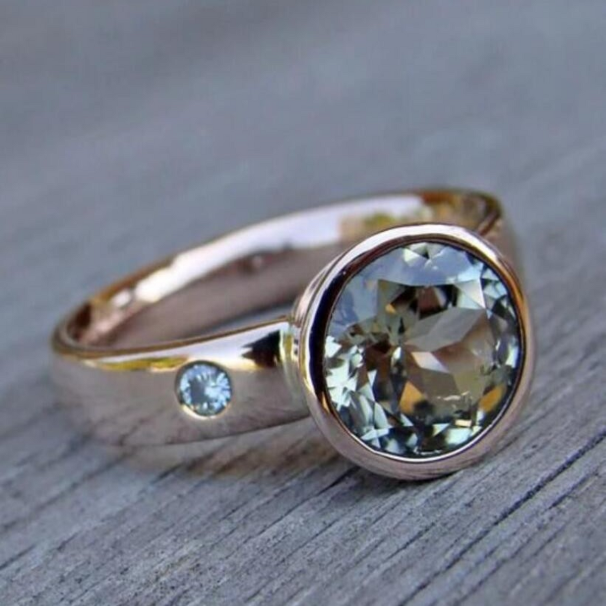 Anillo vintage forjado con circonitas