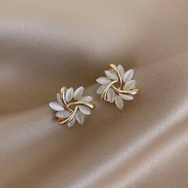 Pendientes de botón de flor con piedra opalina blanca