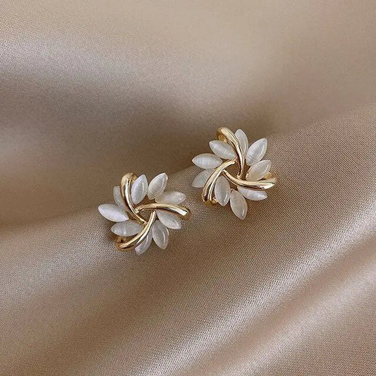 Pendientes de botón de flor con piedra opalina blanca