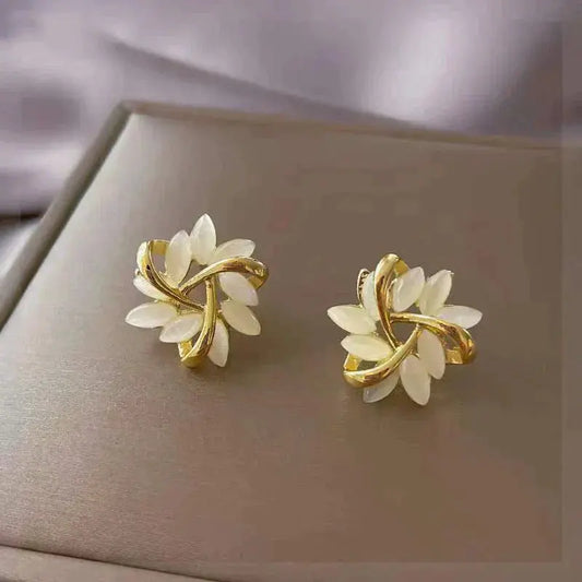 Pendientes de botón de flor con piedra opalina blanca, vista 2