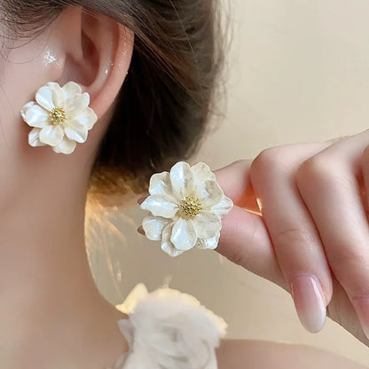 Pendientes de botón de flor blanca