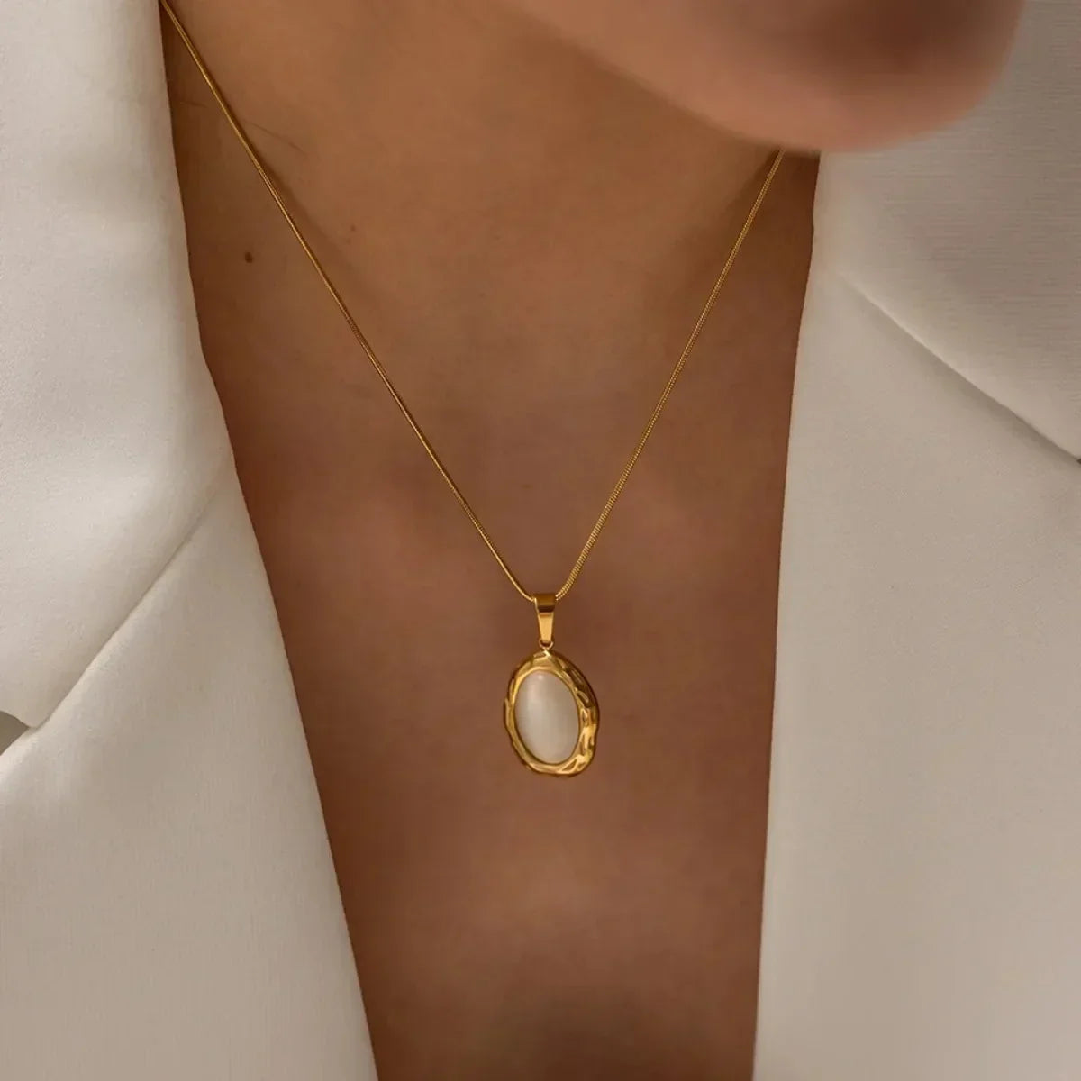 Collar dorado con piedra opalina ovalada