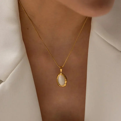 Collar dorado con piedra opalina ovalada