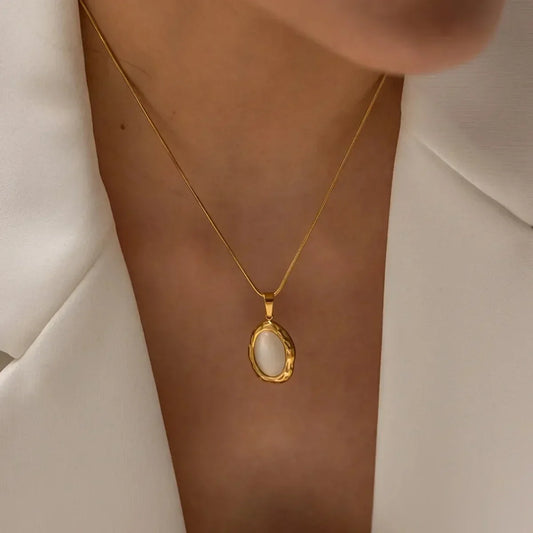 Collar dorado con piedra opalina ovalada