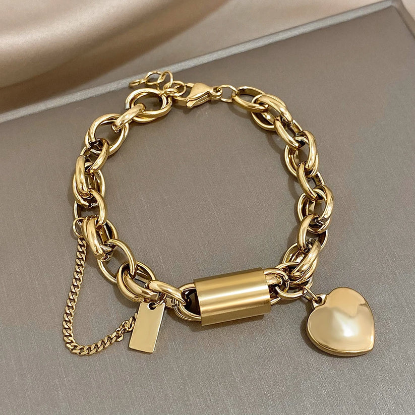 Pulsera gruesa dorada con corazón