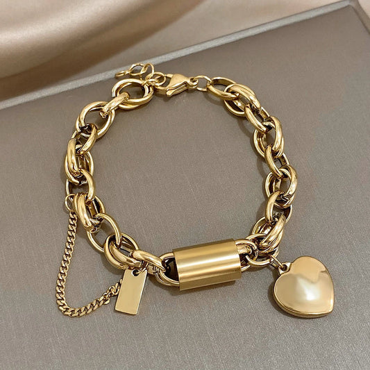 Pulsera gruesa dorada con corazón