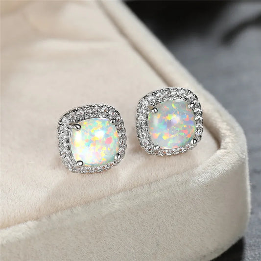 Pendientes plateados con piedra opalina blanca redonda