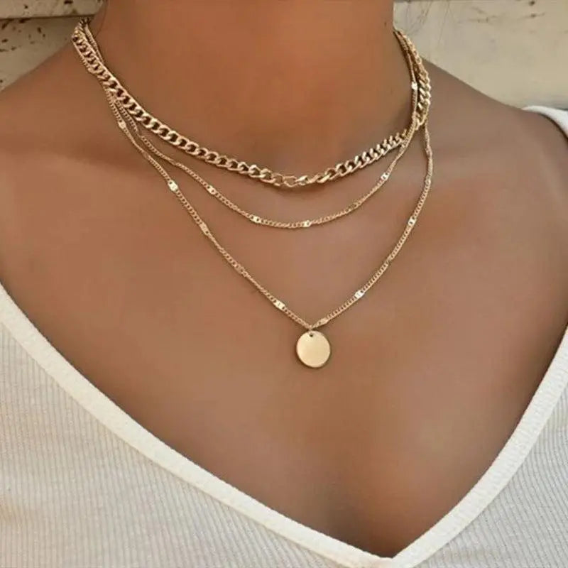 Collar de varias capas con medalla, vista 3