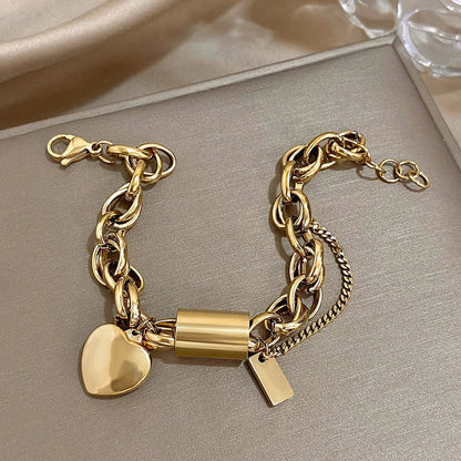 Pulsera gruesa dorada con corazón, vista 5