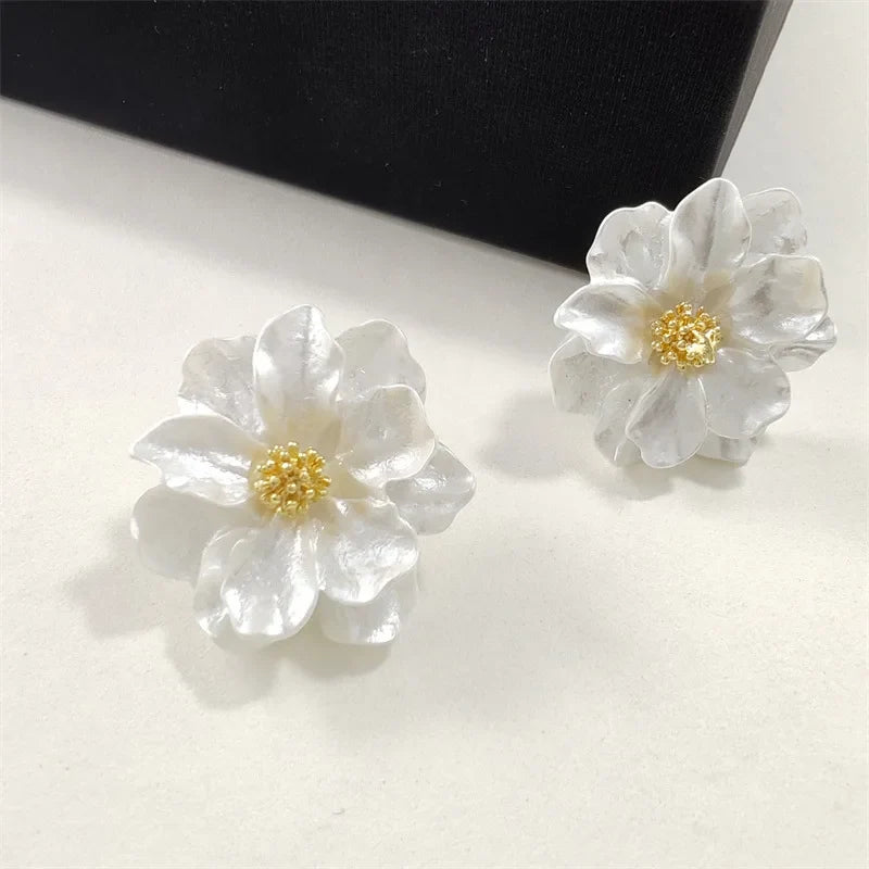 Pendientes de botón de flor blanca, vista 2