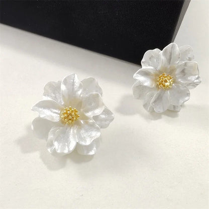 Pendientes de botón de flor blanca, vista 2