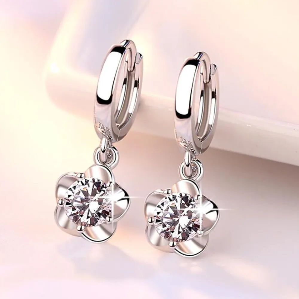 Pendientes plateados con circonitas moradas y blancas, vista 3