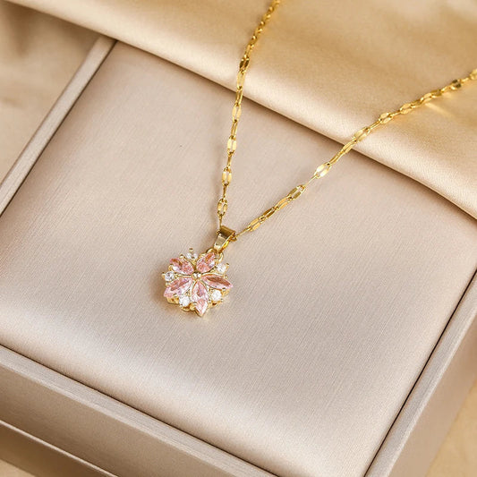 Collar con flor de cerezo rosa