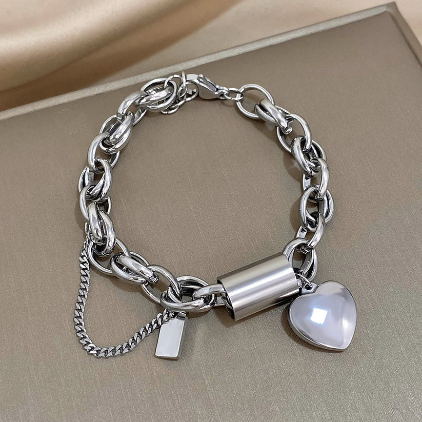 Pulsera gruesa dorada con corazón, vista 3