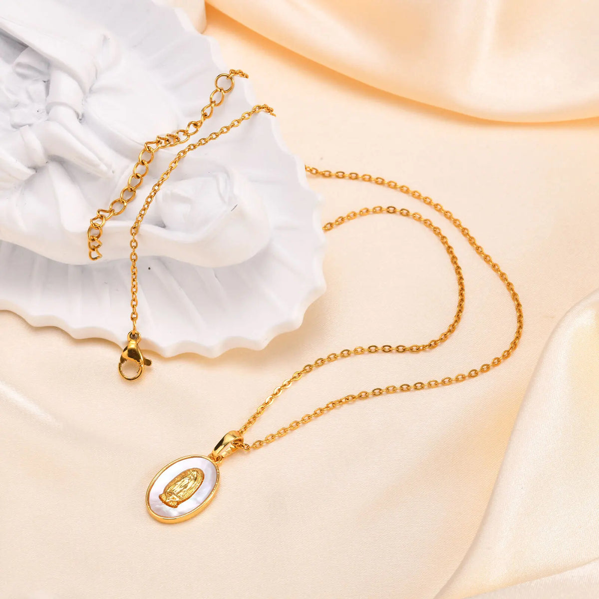 Collar con medalla ovalada de la Virgen dorada, vista 4