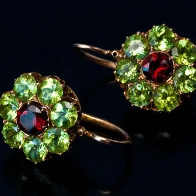 Pendientes redondos con cristales verdes y rojos, vista 3