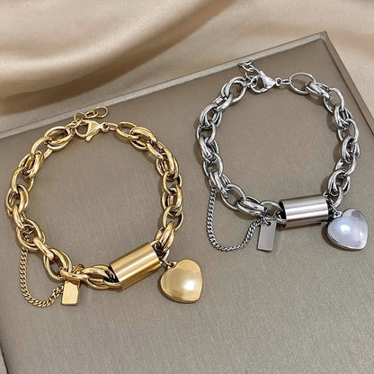 Pulsera gruesa dorada con corazón, vista 4