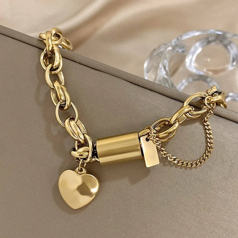 Pulsera gruesa dorada con corazón, vista 6