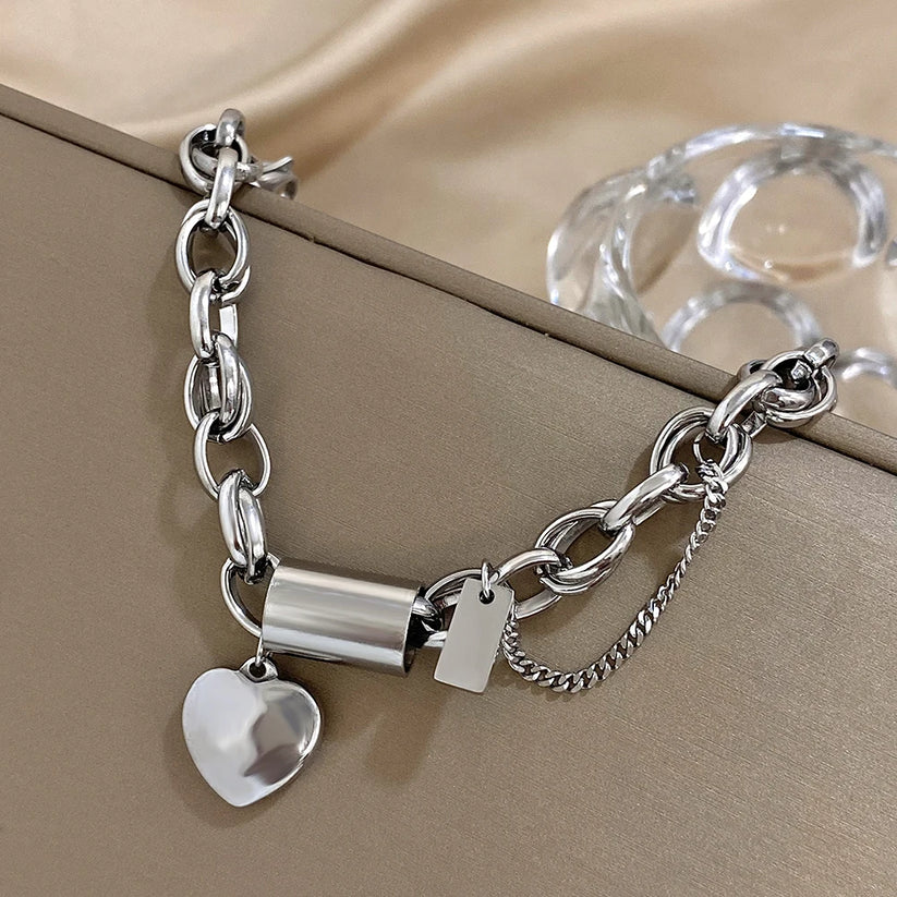 Pulsera gruesa dorada con corazón, vista 7