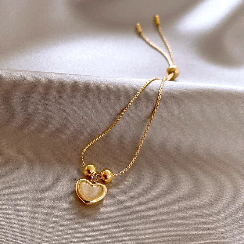 Pulsera de corazón dorada con piedra melocotón, vista 4