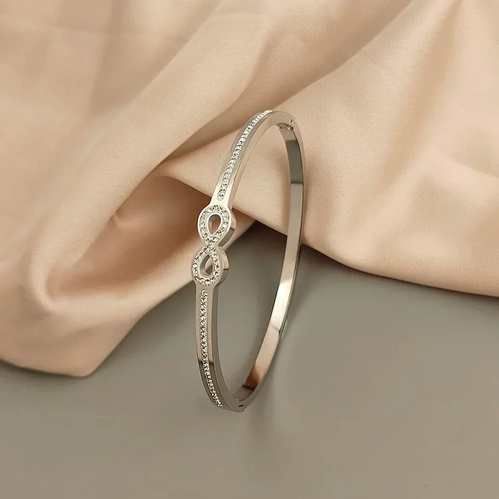 Brazalete rígido de infinito con cristales, vista 3
