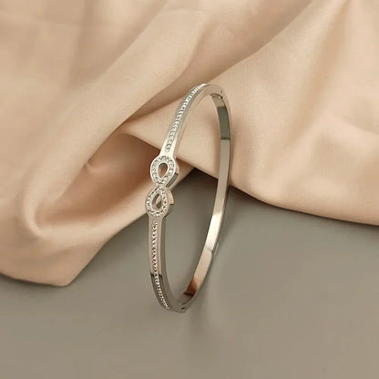 Brazalete rígido de infinito con cristales, vista 3
