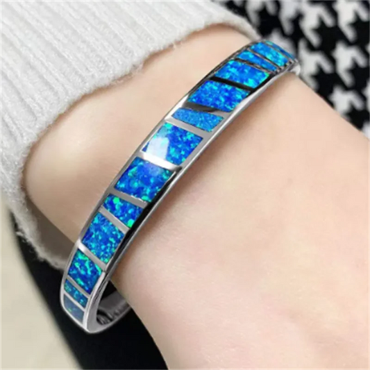 Pulsera ajustable plateada con piedra opalina azul, vista 2