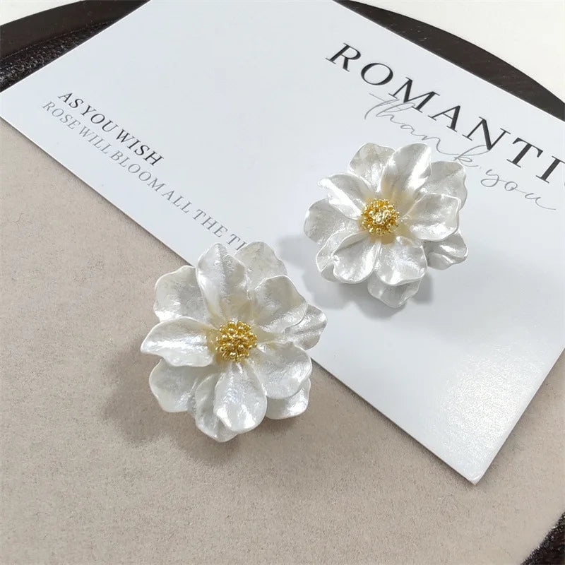 Pendientes de botón de flor blanca, vista 4