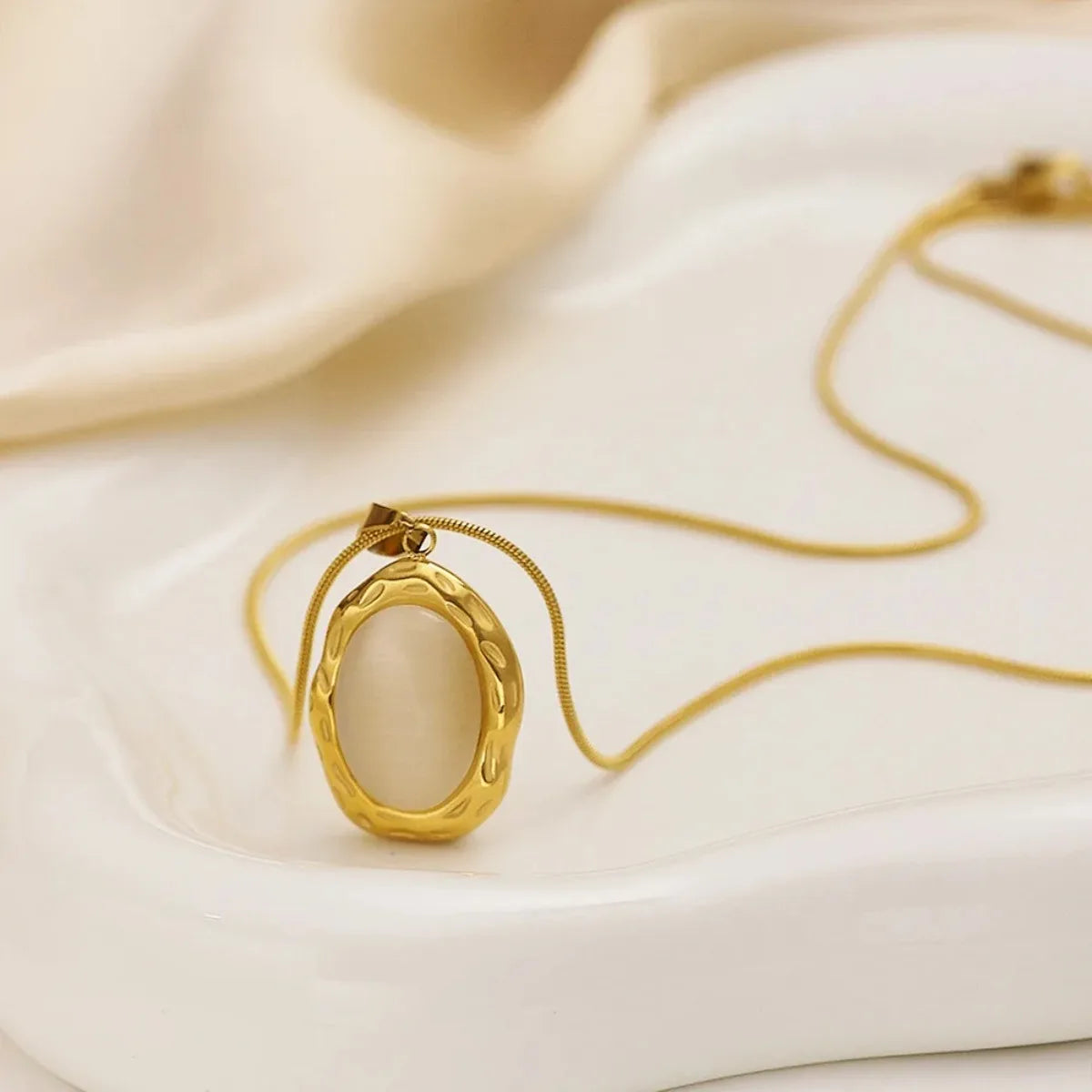 Collar dorado con piedra opalina ovalada, vista 5